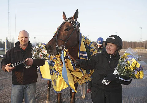 Derbyn pettymyksen jälkeen kasvattaja Lasse Kotiranta ja Sanna Utala pääsivät juhlimaan Piece By Piecen Tammaderbyn voittoa. Kuva: Pekka Salonen