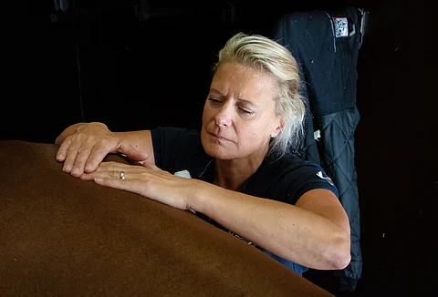 Sanna Ihasalo tuntee sormissaan, jos SI-nivelen alueella on lihasjännitystä. Kuva: Anu Leppänen