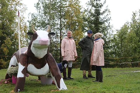 Sanna Siltakorpi, Ann-Niina Kiviniitty ja Elmo Jankari tutustuivat SM-rataan vielä tunti ennen starttia.