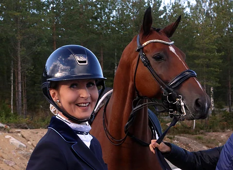 Pilvi Tuominen ja G-Renzo vuonna 2020 voitettuaan ensimmäisen SM-osakilpailun Woikoskella.