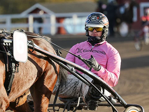 Antti Veteläinen (kuvassa) ja Kaisa Mikkola ajavat lokakuun ajan Roosa nauhan -väreissä. Kuva: Anu Leppänen