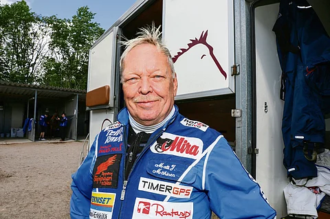 Matti Mäkisellä riittää taas aihetta hymyyn. Talliin on tullut mielenkiintoisia hevosia, joita tulee kohta starttiinkin