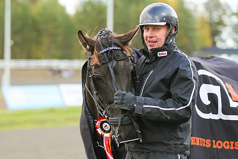 Tero Silvaksen valmentamalla ja osaomistamalla Mustamanilla on takanaan 50 starttia, joista 11 se on voittanut. Kuva vuoden 2019 kriteriumraveista, joissa ruuna voitti divisioonafinaalin. Kuva: Anu Leppänen