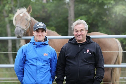 Patri Filatoff (vasemmalla) ohjastaa ja Jyrki Filatoff valmentaa Finest Classia, joka on vihjeen ideavarma.