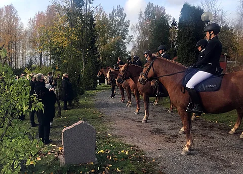 Hevossaattue koostui suomenhevosista ja tutuista ratsastuksenopettajista.