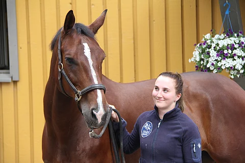 Rosa Mäkelä ja Akvelins kotitallinsa, Ainon ylätallin edessä.