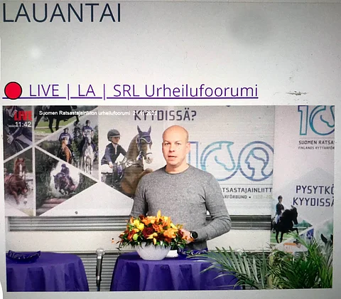 Teemu Ahtee juonsi parituntisen Urheilufoorumin tänään Helsingissä. Foorumia seurattiin etänä.