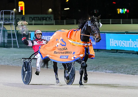 Suomalaisjännitystä riittää Oulun 75-ravien jälkeenkin. Suurimpia seteleleitä, 300 000 kruunun ykköspalkintoa, Solvallan finaalikierroksella tavoittelee Hannu Korven Grainfield Aiden rattaillaan Jorma Kontio.