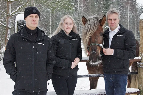 Sami Vehviläinen, Samin tytär Tiia ja Pekka Vehviläinen viettävät joulun yhdessä. Kuva: Merja Ahola-Turpeinen