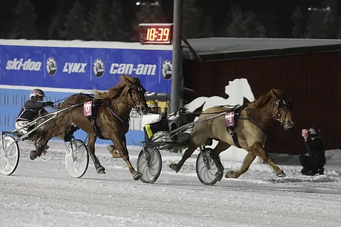 Jukka-Pekka Kauhanen ja Koskelan Akseli pitivät urhean esityksen tehneen Koverin takanaan maaliin saakka.