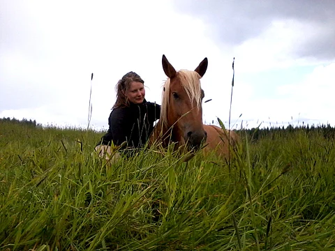 Tiina Ahokas ja Virkun Muisto muuttavat Tervosta Kouvolan Elimäelle.