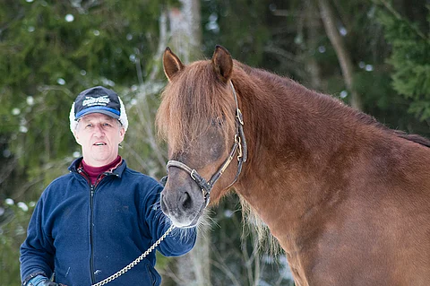 Boheemi Komian kirkon miehiin kuuluvan Kari Hölsön kanssa. Arkistokuva: Anni Lehto.