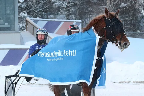 Jani Hartikaisen ajama Jamir pääsi pitkän maalikuvan tutkimisen jälkeen Evartin kanssa voittajaseremonioihin.