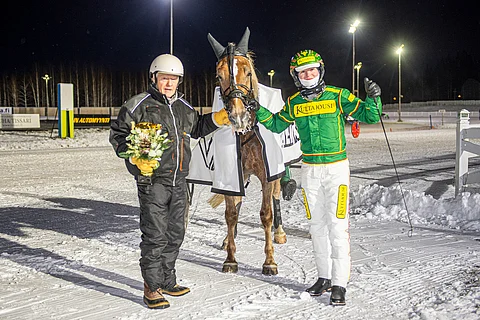 Pertti Hakkarainen ja Jukka Torvinen ovat saaneet vierailla voittoseremonioissa Savon Kingin kanssa useaan otteeseen sen vielä alussa olevan raviuran aikana. Kuva: Juhani Hynynen