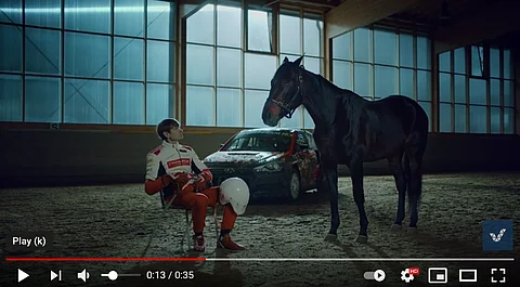 "Sä olet Marcus joskus voittanut kuulemma maailmanmestaruuden?" "Joo, kaks kertaa, mutta eihän ne Jonnet sitä muista, niille mä oon vaan se Timo's ass -mies sieltä Youtubesta."