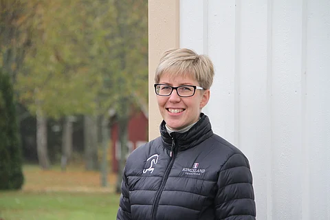 Suvi Louhelainen on tehnyt pitkän uran hevosalalla. Jatkosuunnitelmiin kuuluu ainakin kuntavaaliehdokkuus. Kuva: Miia Lahtinen