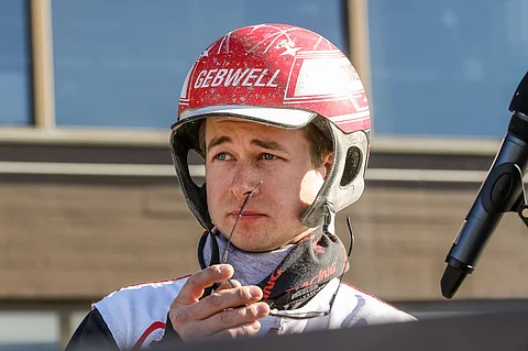 Iikka Nurmonen ohjastaa Juha Kortekallion valmentamaa Ukkoherraa avauskohteessa. Nurmonen ajaa myös illan päälähdössä, Savo-ajossa H.V. Tuuria.