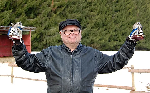 Veijo Riipinen vastaanotti palkinnot Laukaan Hevosystäväinseuralta.