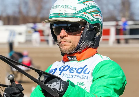 Ville Pohjola ohjasti sunnuntaina Härmässä Hotlinkia neljännen kerran ja onnistui ajamaan toisen voiton. Kahdesta muusta kilpailusta tuloksena on ollut kakkossija sekä hpl.