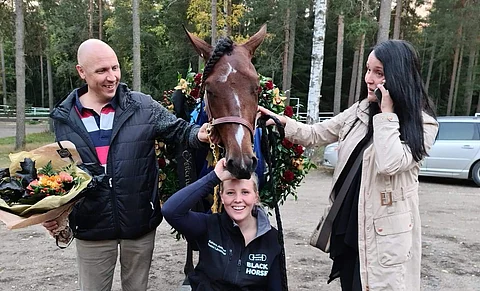 Oskari Mäenpää, hoitaja Tessa Länsimäki ja omistaja-kasvattaja Petra Huhti Sahara Jaeburnin kriterium-voiton tunnelmissa.