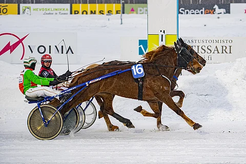 Volsuma (16) teki Kuopiossa Ville Pohjola kärryillään väkivahvan esityksen ja kurotti ohi Wantterasta vajaan kierroksen mittaisen kolmosradan kirin päätteeksi. Kuva: Juhani Hynynen