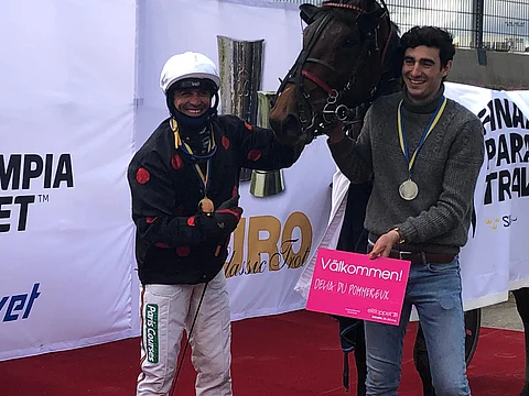 Eric Raffin, Delia du Pommereux ja hoitaja Adrian Charbonneu. Kutsu Elitloppetiin tuli. Kuva: Satu Laakso
