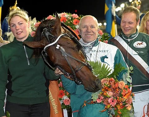 Pasi Aikio (oik.) juhli Örjan Kihlströmin kanssa Who's Whon voittoa Jubileumspokalissa kaksi vuotta sitten. Lauantaina Solvallassa on edessä Harper Hanoverin lähtö.