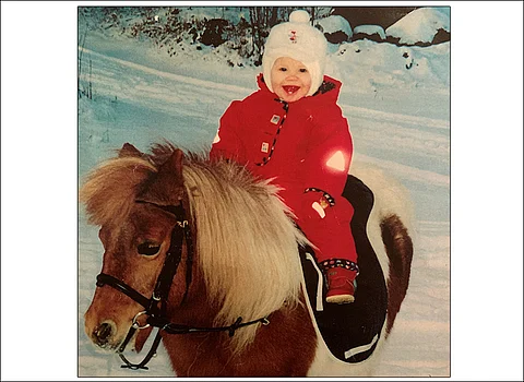 Pinja Iltanen 1,5-vuotiaana shetlanninponi Virona v.d. Dennenhofin selässä.