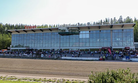 Tampereen Ravirata Oy:n esityksessä Teivon nykyinen katsomorakennus purettaisiin ja vastapäiselle puolelle rataa nousisi monipuolinen tapahtumakeskus.