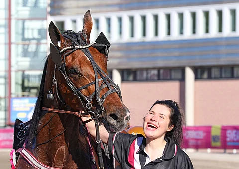 Nora Viljanen ja Upstate Face Elitloppet-lauantain voittohuumassa.