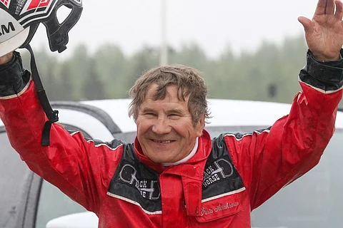 Raviurheilulegenda Risto Airaksinen on päässyt tuulettamaan pitkän uransa aikana valmentajan roolissa satoja kertoja. Anything For You juoksee Vermossa sunnuntaina paikasta Solvallan 75-finaaliin. Kuva: Anu Leppänen