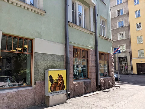 Hevostaitelija Nina Tuovisen Balboa-maalaus Perhonkatu 1:n edustalla.