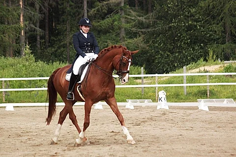 Riina Colliander ja Rascaja veivät Siilissä pääluokat kotikentällään. Nyt ratsukko harjoittelee Interin küria.
