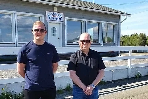 Tornion raviradan uusi toiminnanjohtaja Henri Mäkinen (vas.) ja puheenjohtaja Markku Sadinmaa perusteellisesti kunnostetun Kallen Kurvin edustalla.