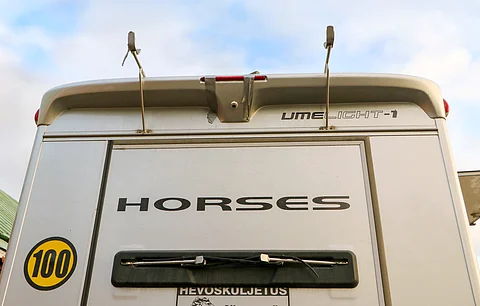 Kenttäratsastuskilpailujen jälkeisen lastaustilanteen tapahtumia selvitetään. Kuvan hevoskuljetusauto ei liity tapaukseen.