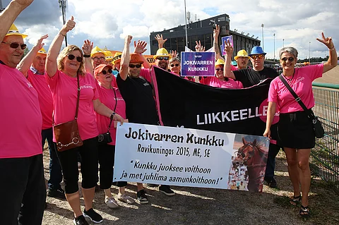 Näin toimii Jokivarren Kunkun kannustus. Eeva-Kaarina Salmi (kolmas vas.) on odottavalla mielellä. Kuva: Jarno Unkuri.