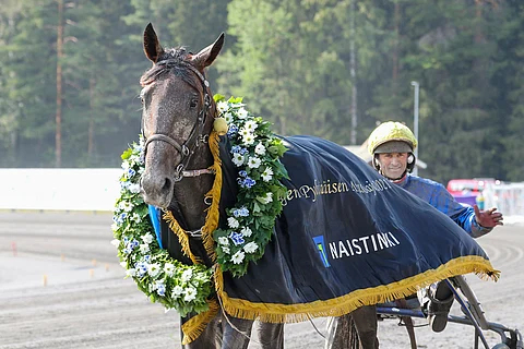 Vakuuttava 4-vuotias ori Hede Darling ja hymyilevä Eric Raffin. Tähtiohjastaja juhli tänään myös St Michel -ajon voittoa sekä ohjasti Toto75-pelin toisessa kohteessa Memento Viveren hopealle. Kuva: Anu Leppänen.