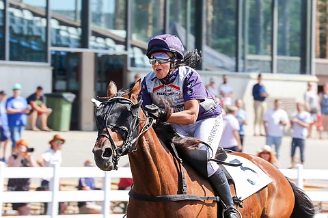 Karoliina Sinkkilä sai nautiskella 9-vuotiaan Target Kronoksen kyydissä. Montén SM-finaalista lohkesi 7500 euron ykköspalkinto, joka nosti ruunan uratienestit 362 650 euroon. Kuva: Anu Leppänen.