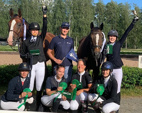 Solbackan senioreiden sijoittuneet. Tiina Anttonen (seniorikultaa), tallinpitäjä ja estevalmentaja Valtteri Gundersby, Ella Sorsa (senioripronssia), edesä vasemmalta Petra Lehtinen, Nora Saarnisalo, Marja Kokko ja Heidi Viljanen. Hevoset Sebastian V ja palkintojenjaossa Koh-I-Noor Uniqueta tuurannut Hemingway. Kuva: Julia Kärkkäinen.