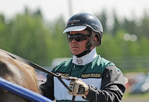 Harri Vimpari ohjastaa Hevosurheilun ideavihjeen varmana toimivaa Roughenough Vicea.