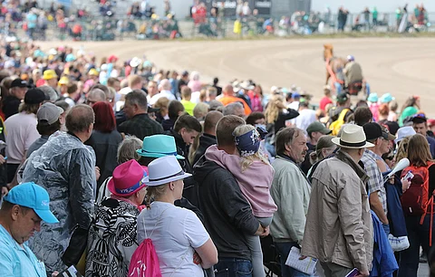 Seinäjoella jäätiin yleisötavoitteista, mutta paikalla olleita ilahdutti muun muassa vuoden 2008 ravikuningatar Velin Vinken vierailu. Kuva: Jarno Unkuri