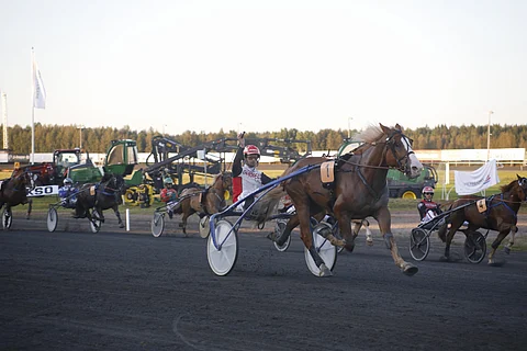 Iikka Nurmonen tuuletteli Stallonen rattailla avausmatkan voittoa.