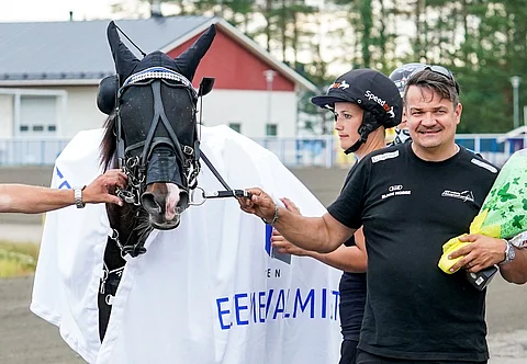 Mika Haapakankaan valmentamaa Tattoo Avengeria juhlittiin heinäkuussa T75-voittajana Kaustisella.