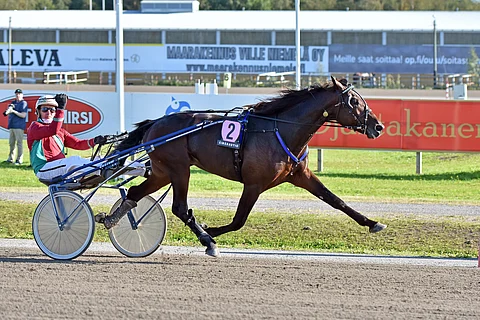 Veli-Pekka Toivanen tuuletteli Oulu Express -voittoa Nineelevenin rattailla.