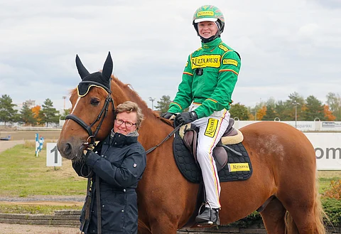Jukka Torvinen ratsasti Stikkanilla Forssassa yleisön eteen Kultajousi-Challenge-kilpailun mannekiininä, vaikka kertoi joutuvansa epämukavuusalueelleen. Rosali Kivitie kiitteli kilpailijoita rohkeudesta heittäytyä.