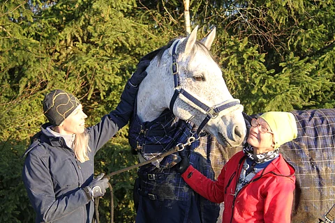 Irina Kokko ja hänen äitinsä Marja Lindfors, sekä jalostusori Gigolo van Paemel, joka on niin kiltti, että on viety pukillekin kuvan karvariimulla.