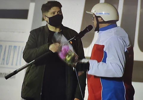 Mikko Peitsaho pääsi Lauri Hyvösen tenttiin voittajaseremonioissa.