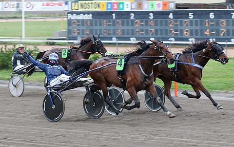 Emma Väre tuuletti Adannan kiriessä Kasvattajakruunun voittajaksi.