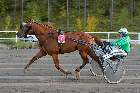 V.G. Voitto jyräsi ykköseksi Porin perjantai-illassa Satakunta-ajon karsinnassa. Arkistokuva: Anu Leppänen.