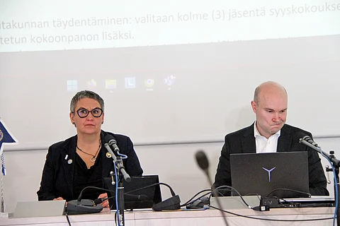 Marjukka Mannisella ja Jukka Koivistolla on pähkinää purtavaksi liiton taloudessa. Kuva viime vuoden kevätkokouksesta.